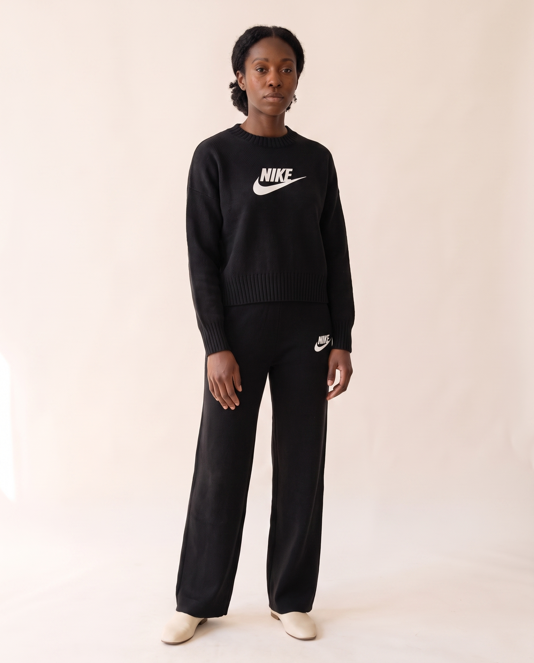 Modella indossa Set Comfort di Lusso Fit - NK – foto studio Bellevaria