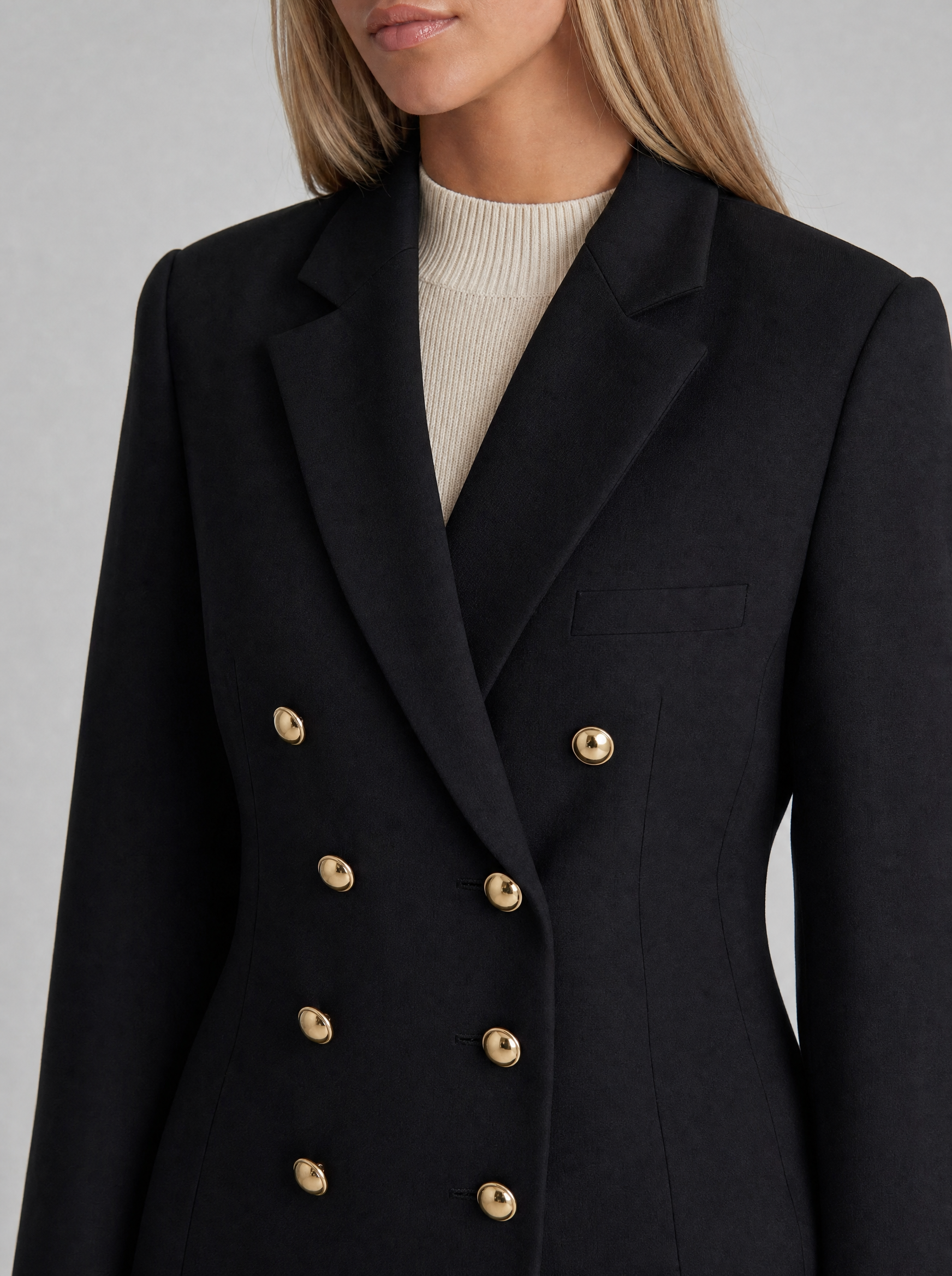 Dettaglio dei revers e dei bottoni dorati del blazer Annalis nero