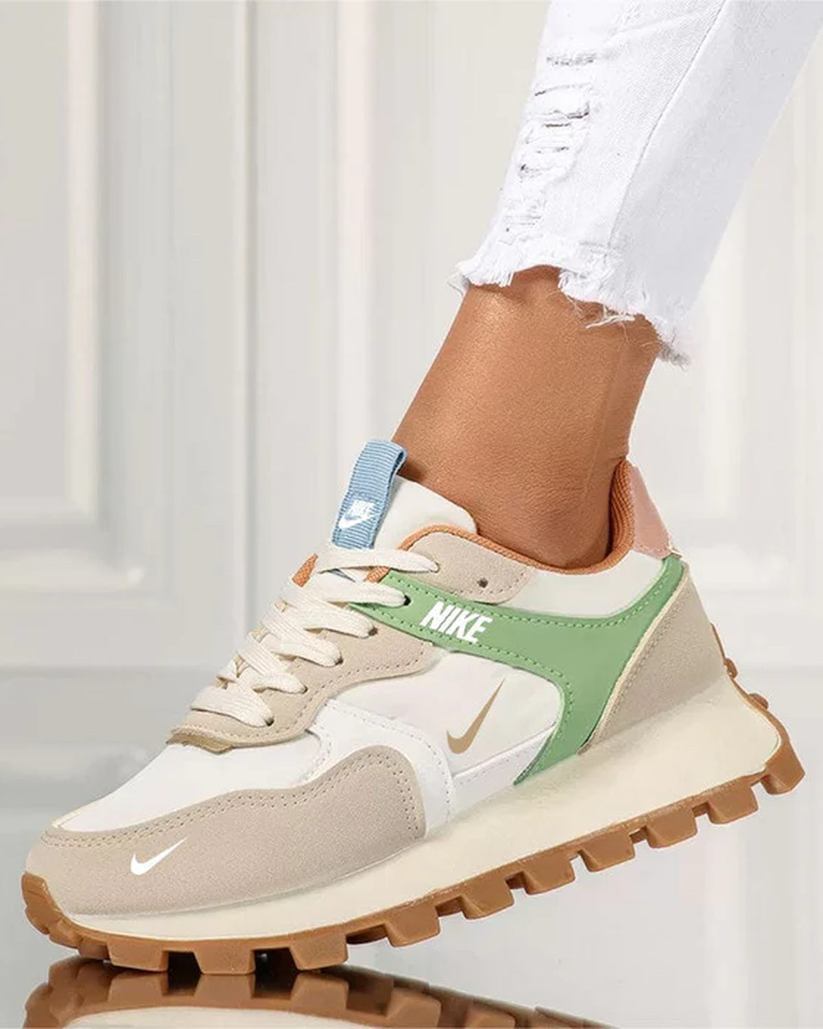 Profilo e finiture di Sneakers per donne