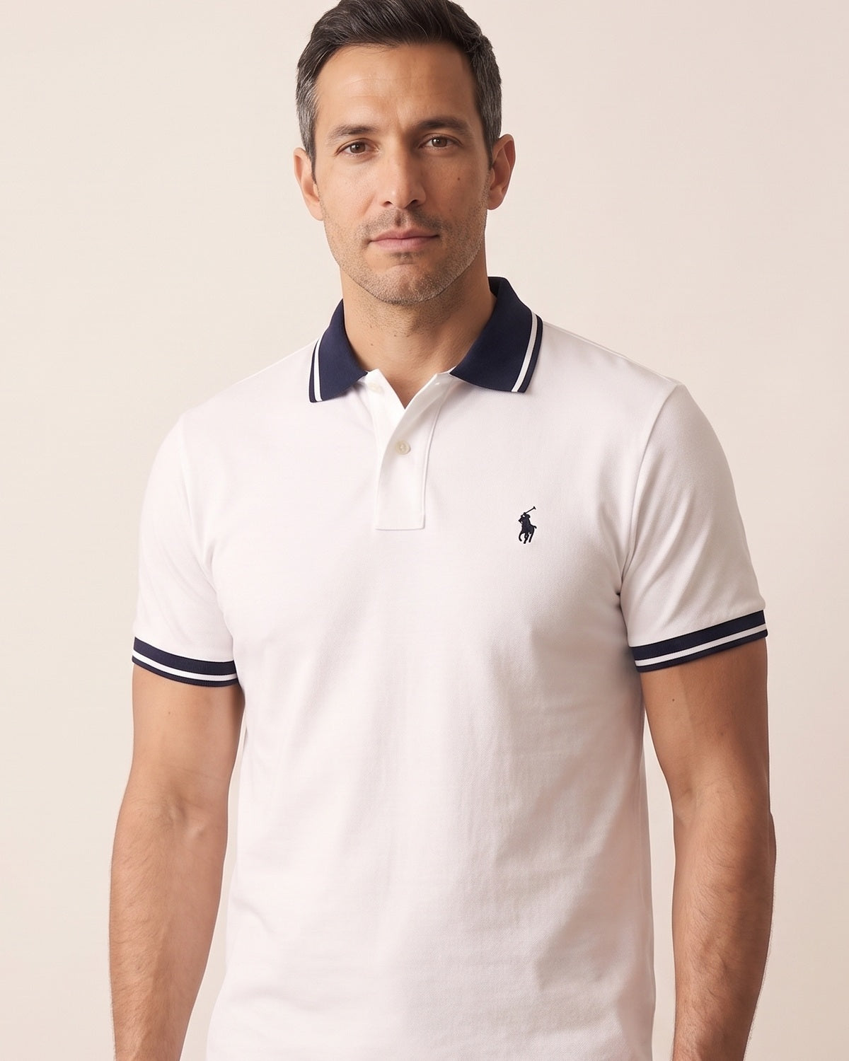 Taglio e dettaglio frontale di T-shirt Signature Premium
